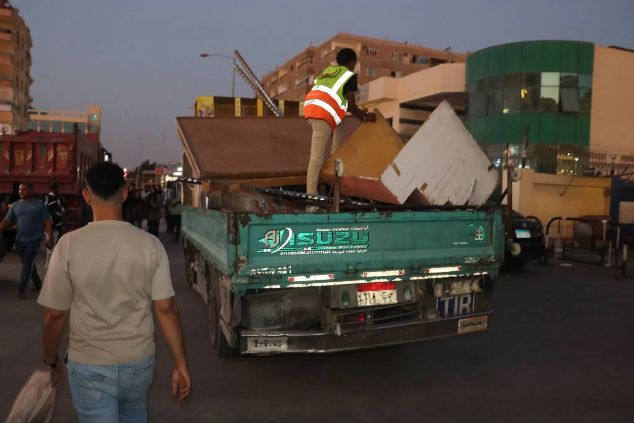 حملة مكبرة تضرب الإشغالات بالحصري والأمريكية بـ 6 أكتوبر
