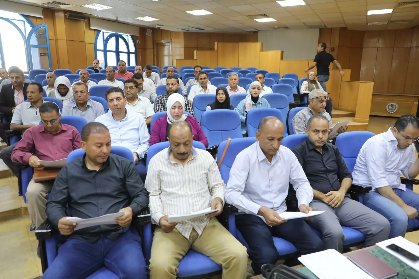  محافظ المنيا يستجيب لـ150 طلباً وشكوى ويوجه بتطهير الترع