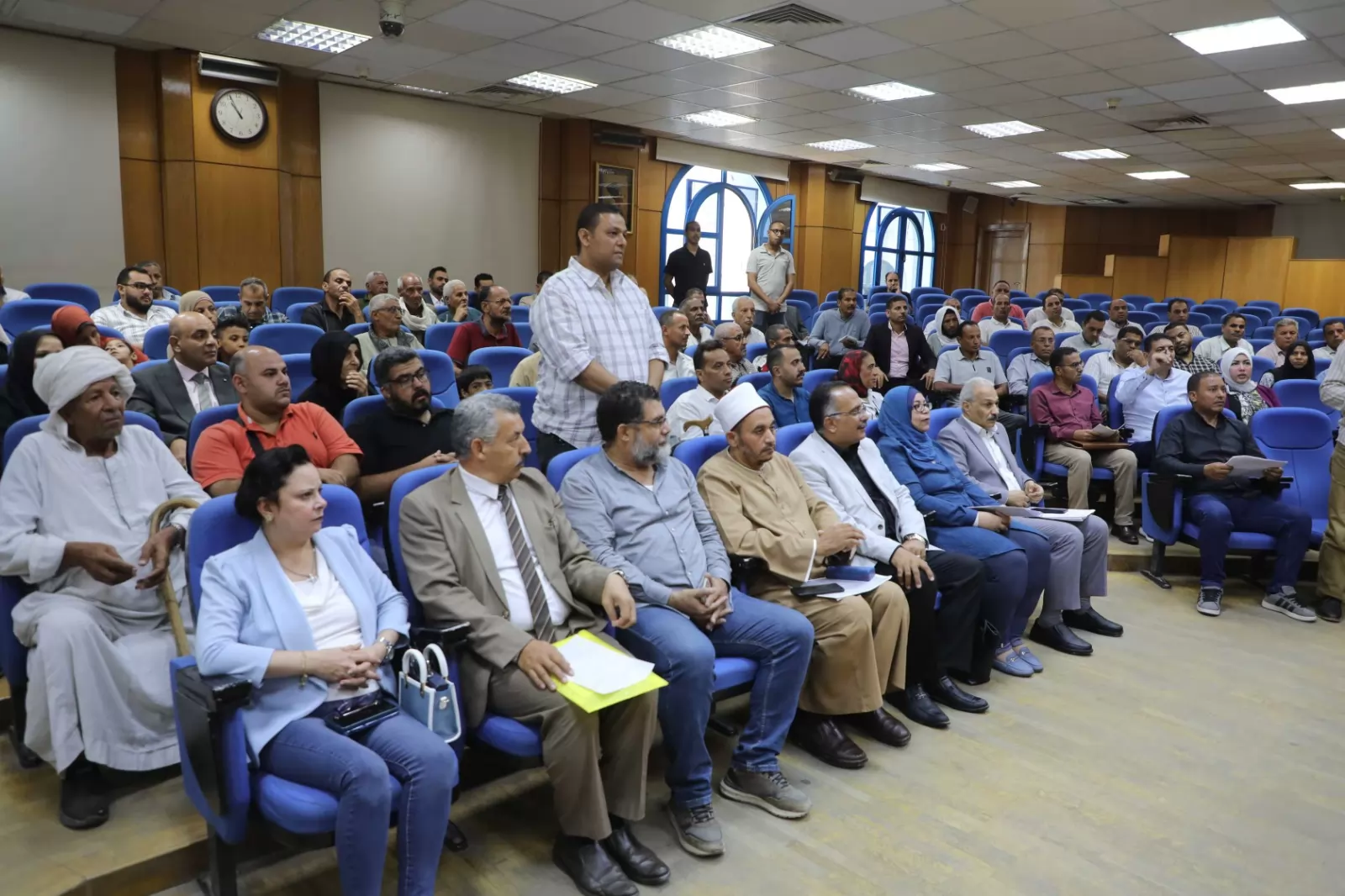  محافظ المنيا يستجيب لـ150 طلباً وشكوى ويوجه بتطهير الترع