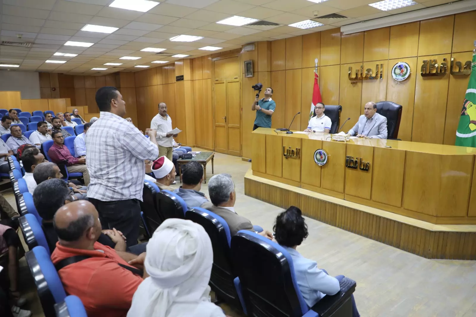  محافظ المنيا يستجيب لـ150 طلباً وشكوى ويوجه بتطهير الترع