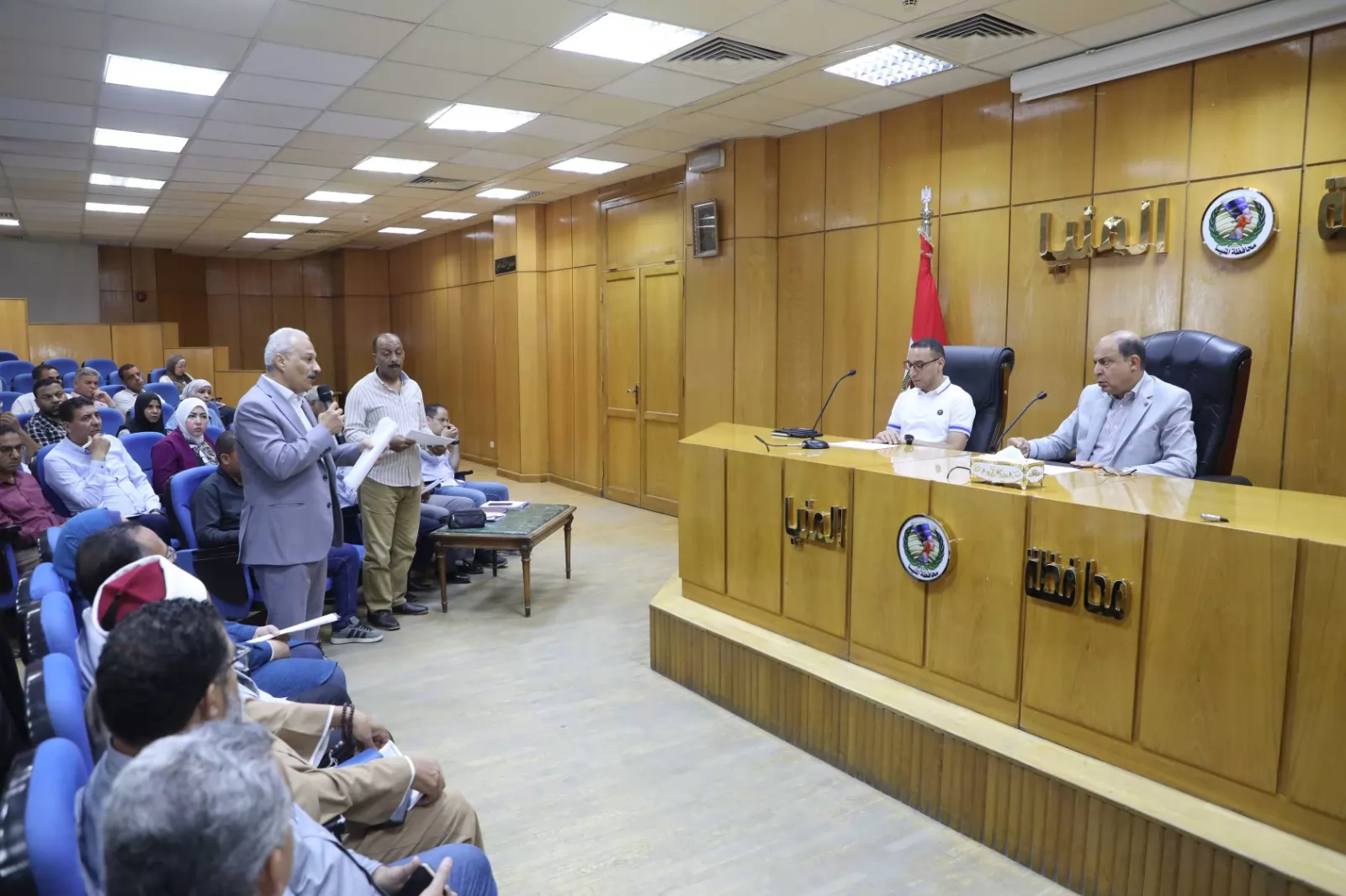  محافظ المنيا يستجيب لـ150 طلباً وشكوى ويوجه بتطهير الترع
