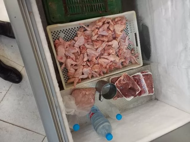 ضبط 330 كيلو لحوم مجهولة ودواجن فاسدة بمحلات مشهورة فى مدينة بدر