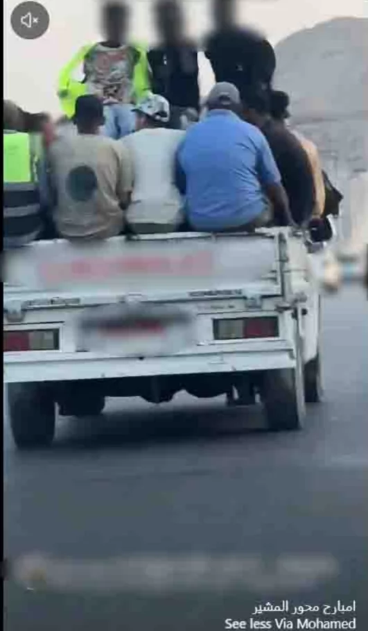  ​ركاب فوق الصندوق.. سقوط قائد سيارة 