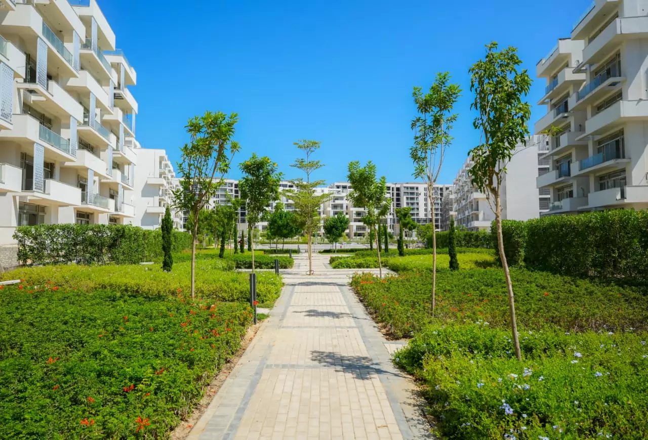 الإسكان تتابع أعمال التجميل والزراعة بكمبوند مزارين بالعلمين