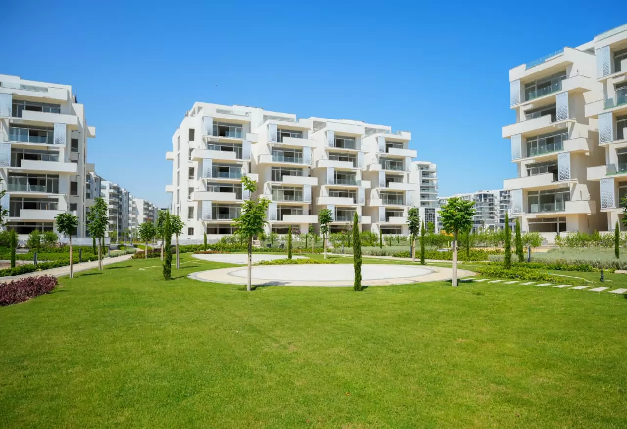 الإسكان تتابع أعمال التجميل والزراعة بكمبوند مزارين بالعلمين
