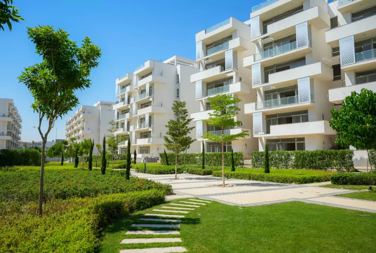 الإسكان تتابع أعمال التجميل والزراعة بكمبوند مزارين بالعلمين