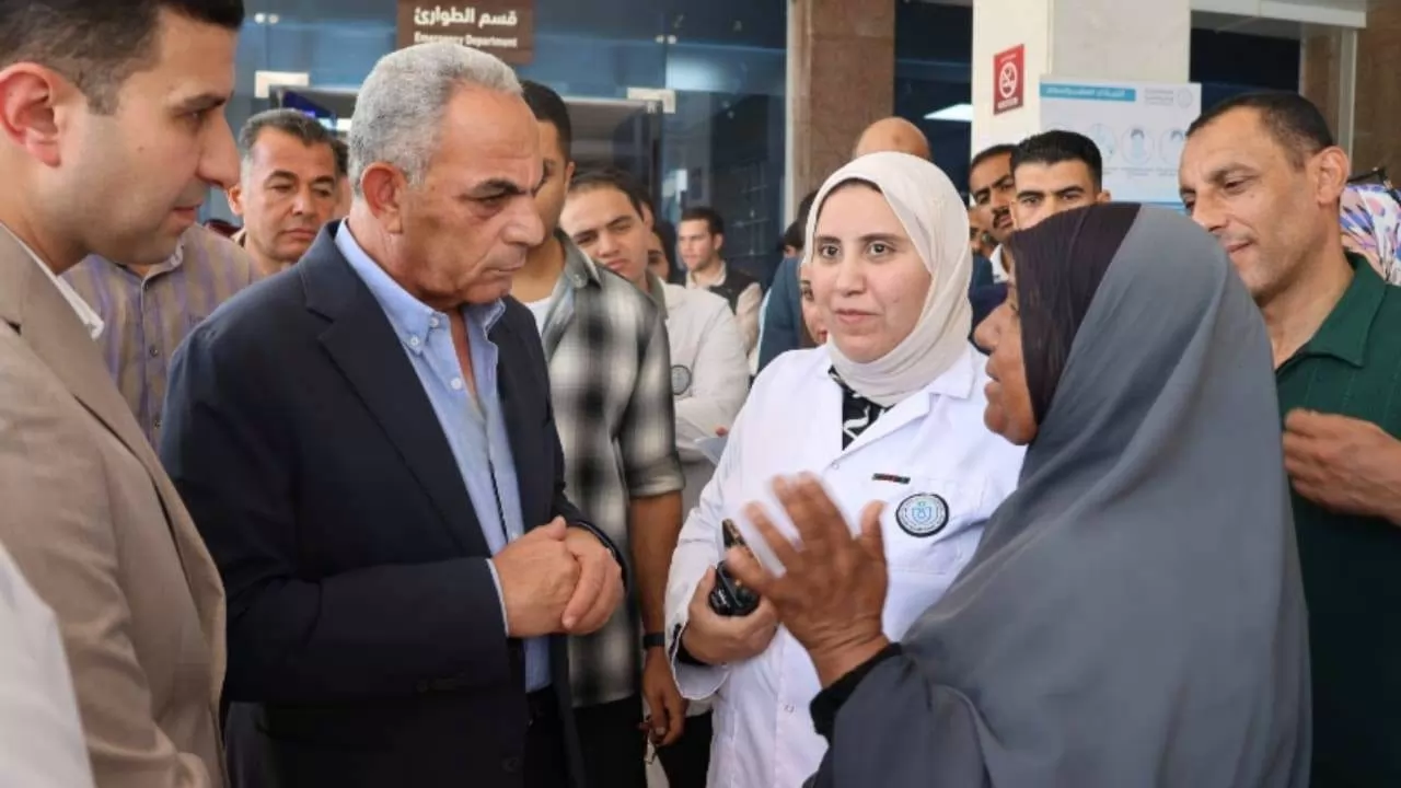 محافظ الإسماعيلية يطمئن على مصابي حادث الدواويس..صور