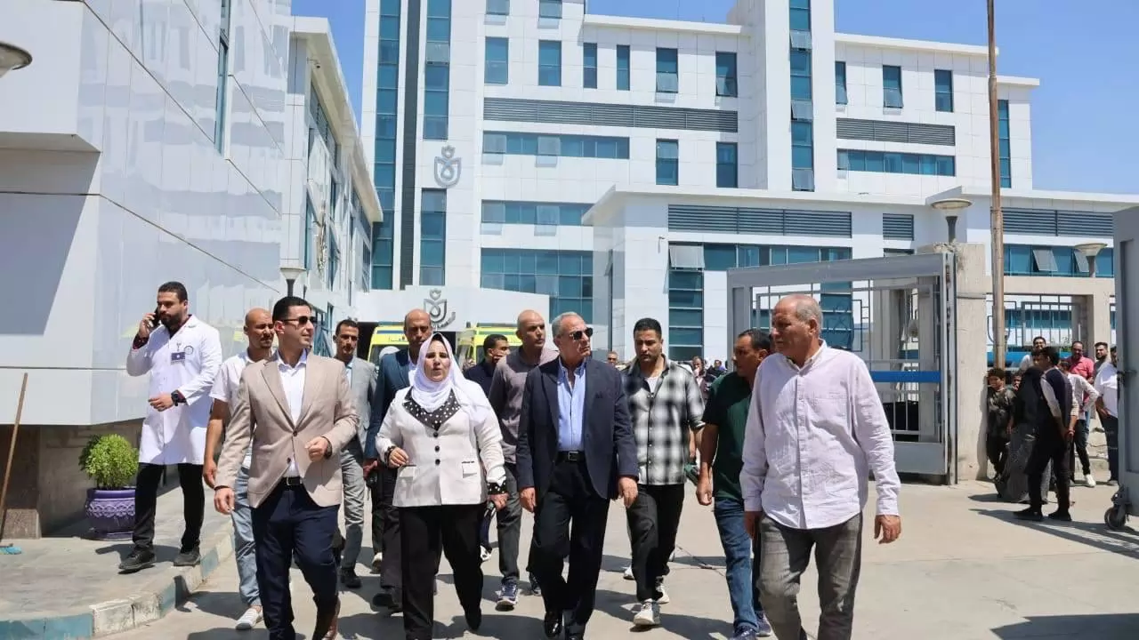 محافظ الإسماعيلية يطمئن على مصابي حادث الدواويس..صور