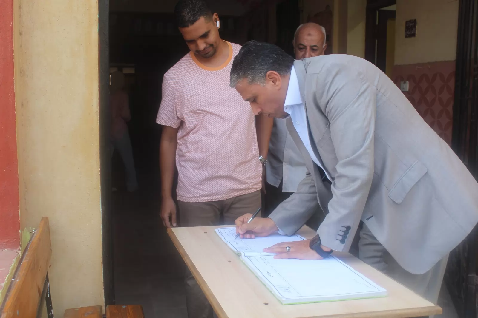 مدير تعليم الجيزة يتفقد استعدادات مدارس العمرانية للعام الدراسي