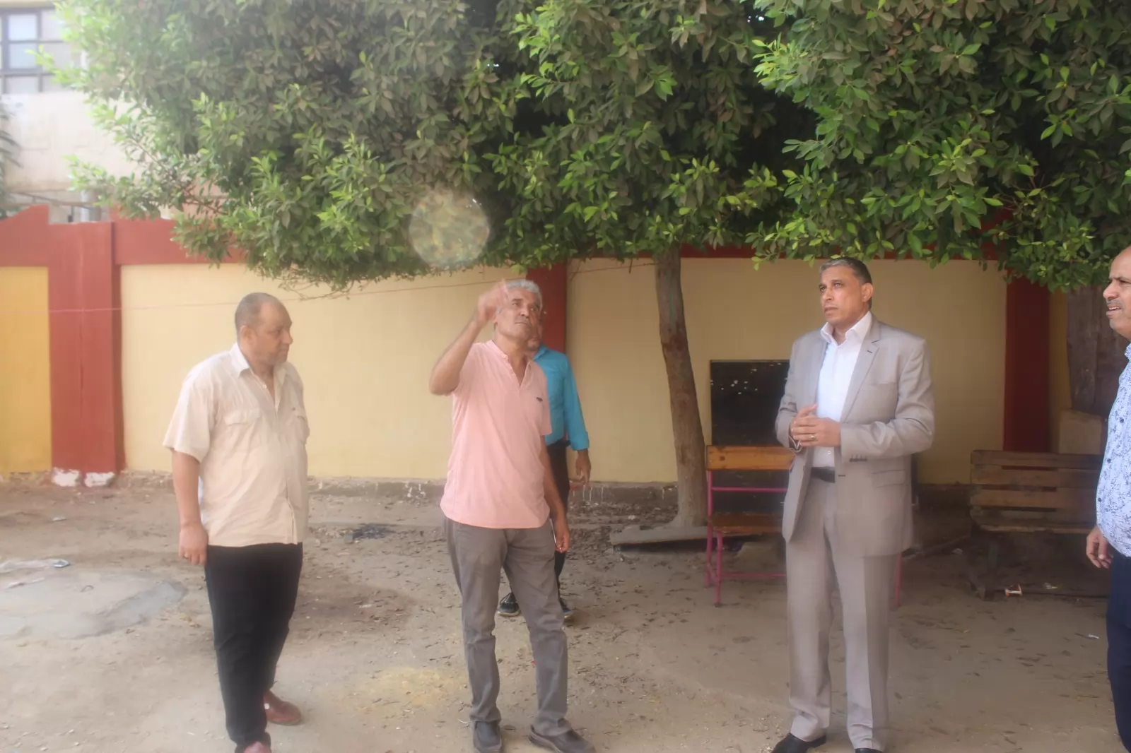 مدير تعليم الجيزة يتفقد استعدادات مدارس العمرانية للعام الدراسي