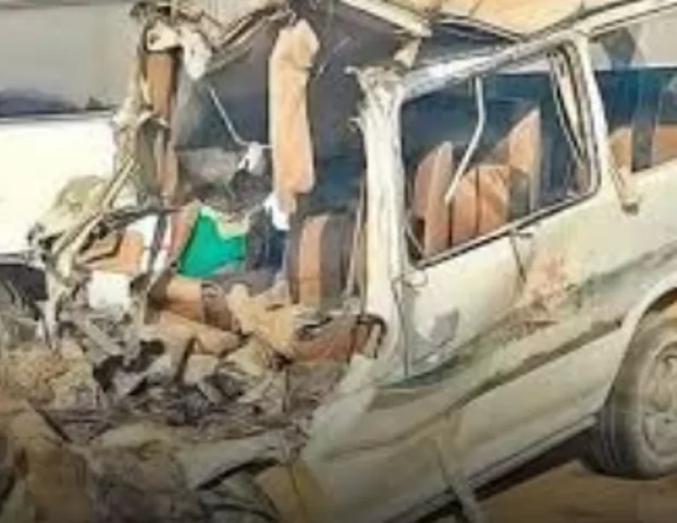 مصرع 9 وإصابة 8 إثر حادث تصادم ميني باص مع ميكروباص عمال بمطروح