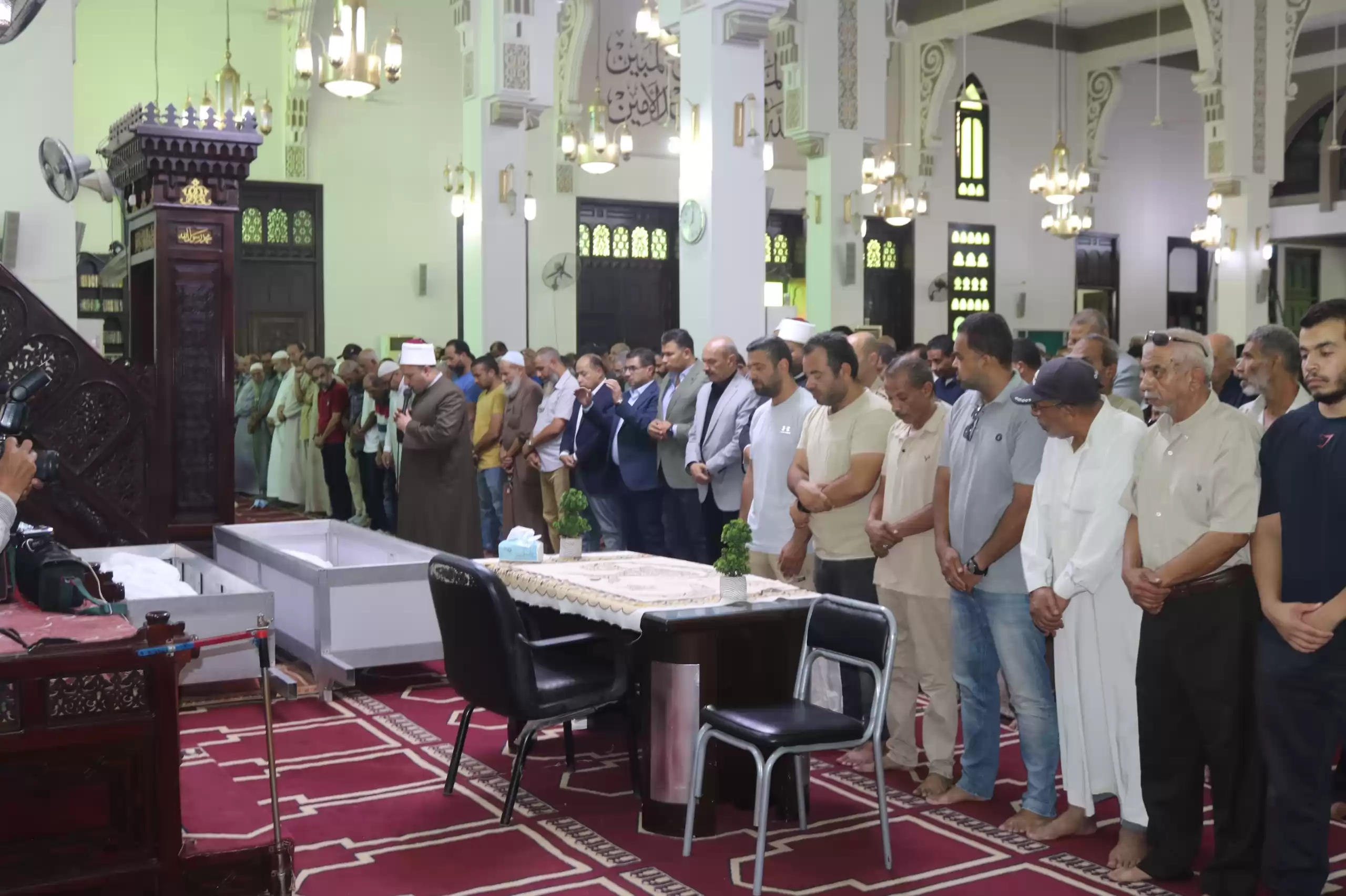 محافظ السويس يشارك فى تشييع جنازة 