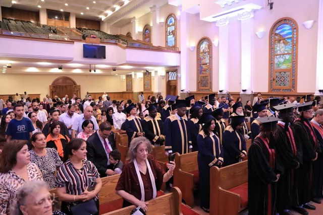 رئيس الطائفة الإنجيلية يشهد حفل تخرج كلية اللاهوت الخمسينية 