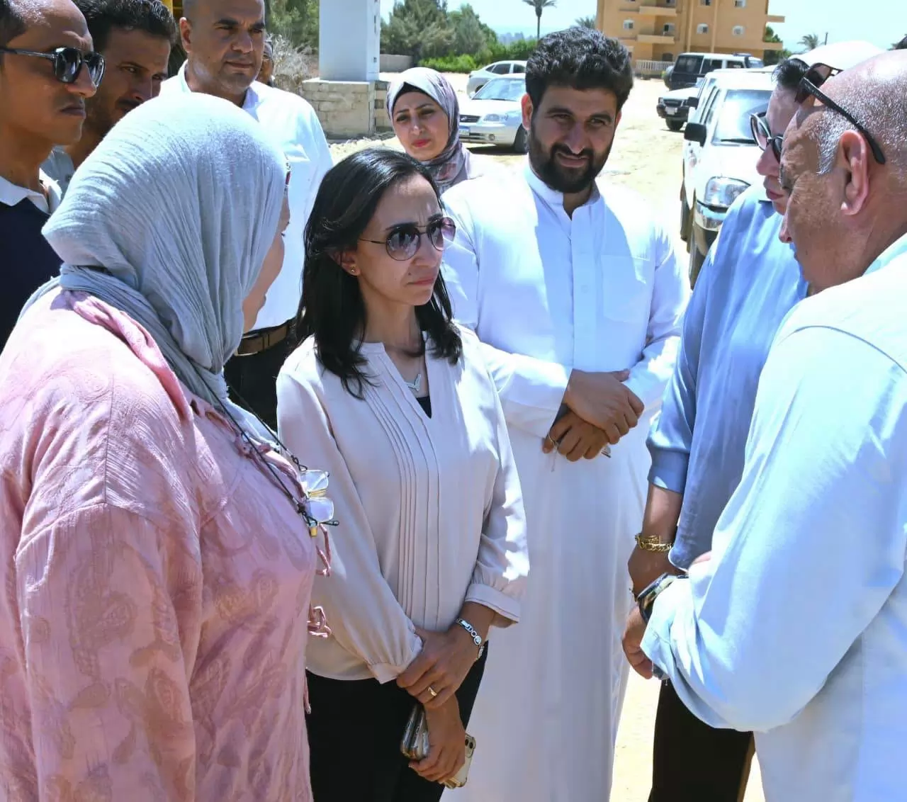 عازر : توفر أتوبيسات لنقل المعلمين  بمدارس قرية الحمراء 