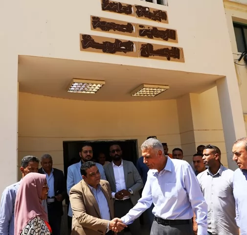 فى جولة مفاجئة.. محافظ أسوان يتفقد القومسيون الطبى العام بالنفق 