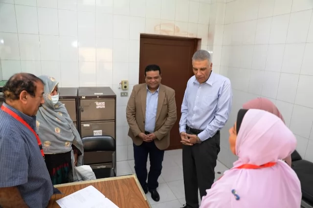 فى جولة مفاجئة.. محافظ أسوان يتفقد القومسيون الطبى العام بالنفق 