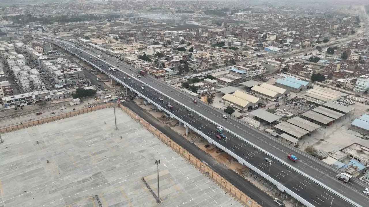 وزير النقل يتفقد الخط الأول للقطارالكهربائي من السخنة حتى العاصمة