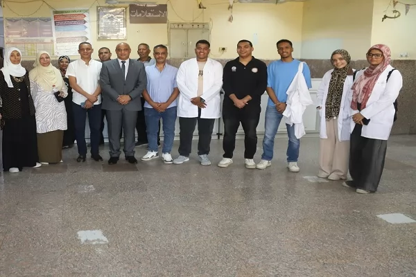 نائب رئيس جامعة قنا يتفقد أعمال الكشف الطبي للطلاب الجدد