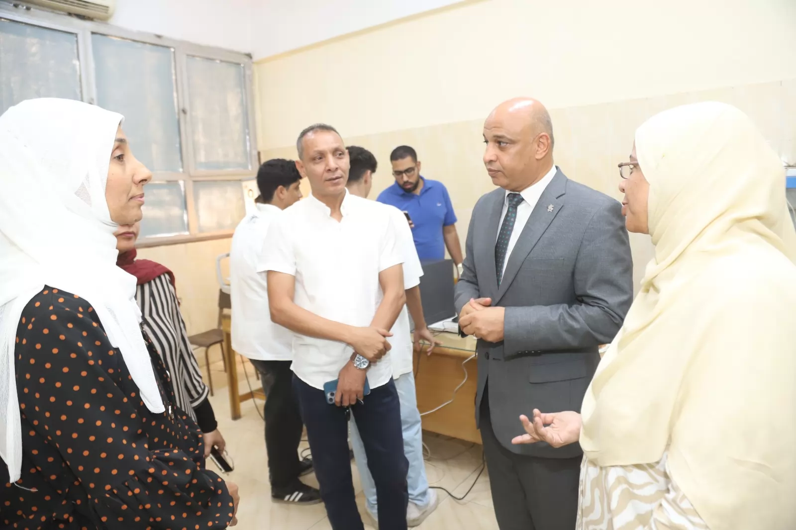 نائب رئيس جامعة قنا يتفقد أعمال الكشف الطبي للطلاب الجدد 