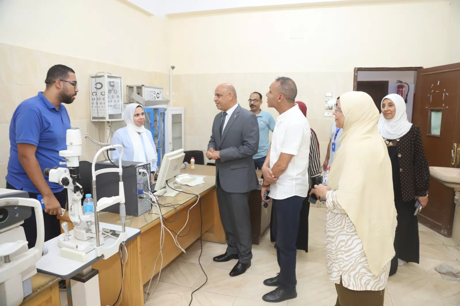 نائب رئيس جامعة قنا يتفقد أعمال الكشف الطبي للطلاب الجدد 