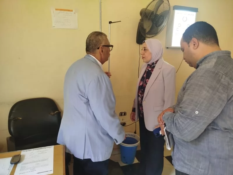 نائب رئيس جامعة بنها تتفقد الكشف الطبي للطلاب الجدد بالتجارة 