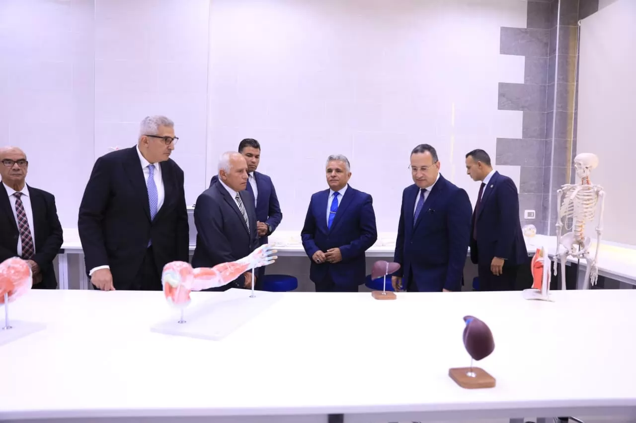 وزير التعليم العالي يتفقد جامعة السويس الأهلية