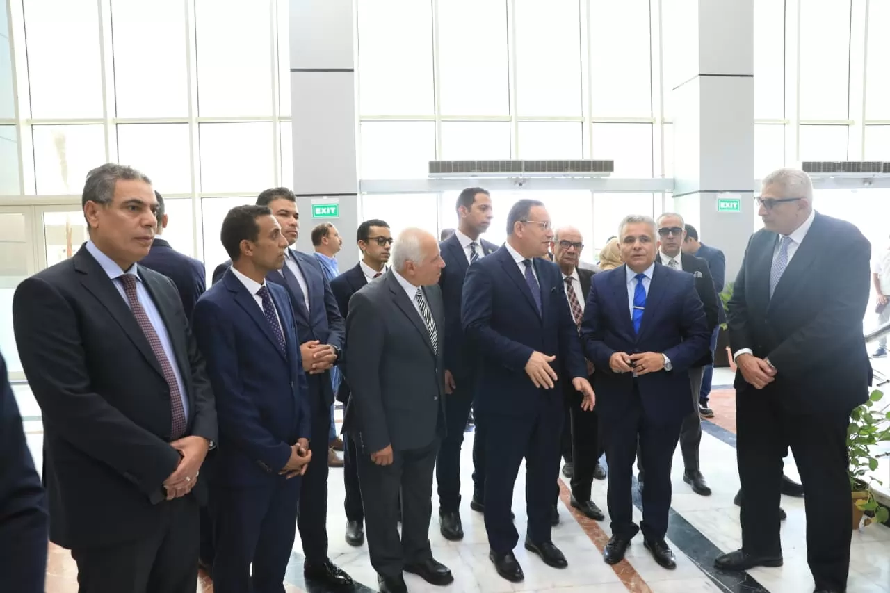 وزير التعليم العالي يتفقد جامعة السويس الأهلية