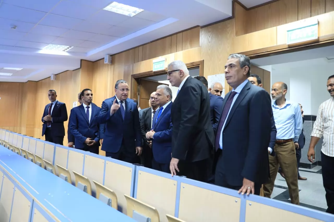 وزير التعليم العالي يتفقد جامعة السويس الأهلية