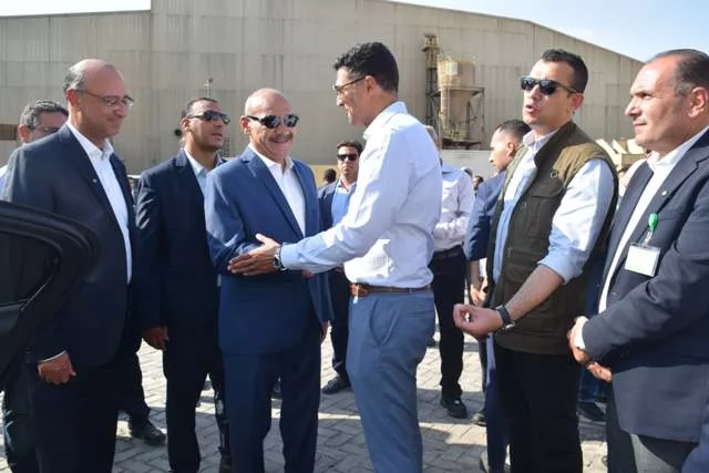 وزير الصناعة ومحافظ السويس يتفقدان مصانع السخنة