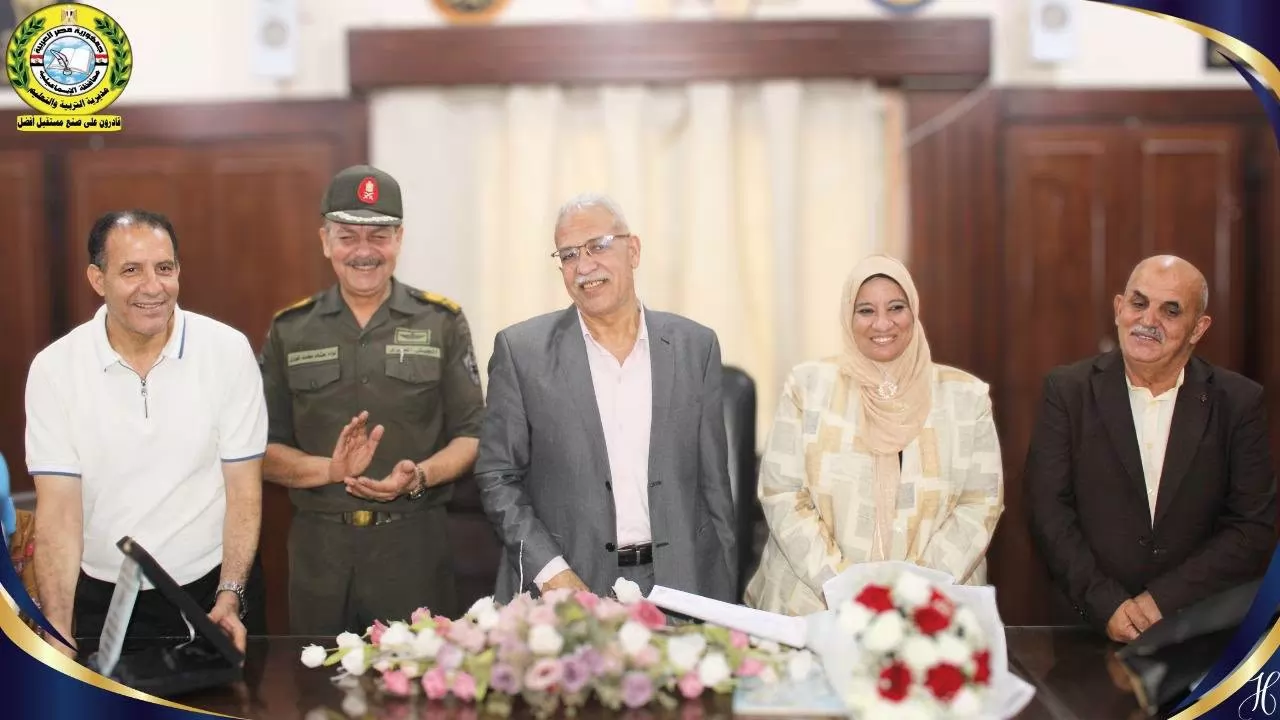 مدير تعليم الإسماعيلية يكرم مديرة التعليم الثانوي بعد مسيرة عطاء 