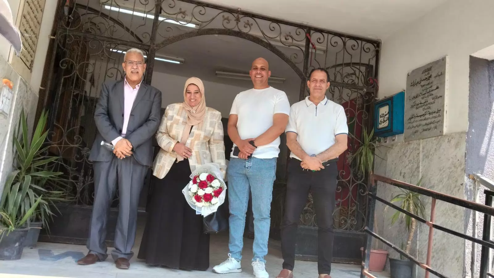 مدير تعليم الإسماعيلية يكرم مديرة التعليم الثانوي بعد مسيرة عطاء 