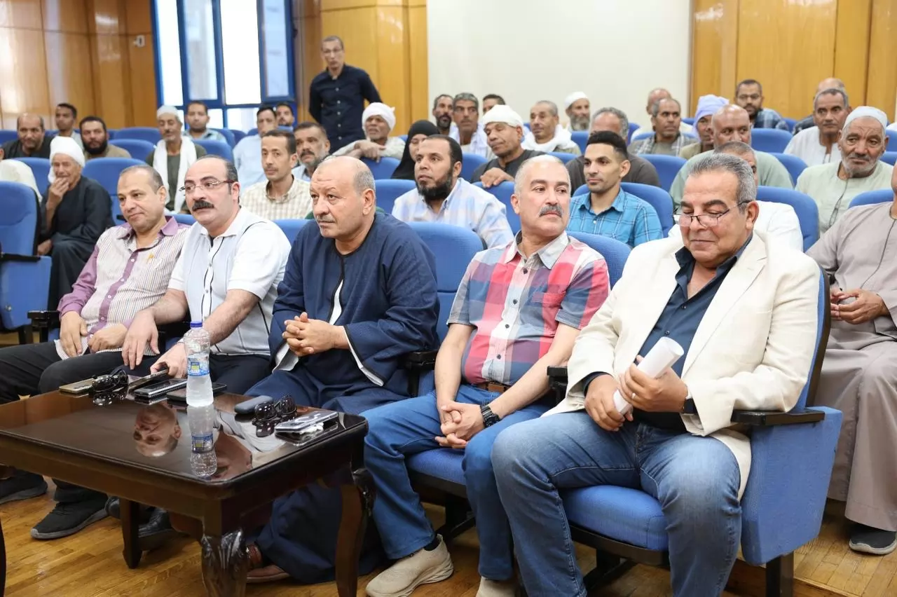محافظ المنيا يبحث سبل تيسير التقنين لواضعي اليد على أملاك الدولة