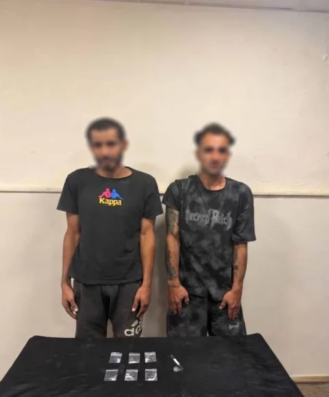سقوط عاطلين ظهرا في فيديو لتعاطي مخدر 