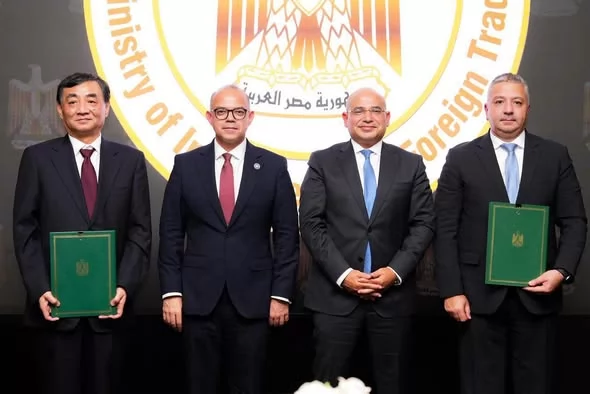 مصر والصين تبحثان إقامة مجمع لتصنيع الإطارات باستثمارات 500 مليون