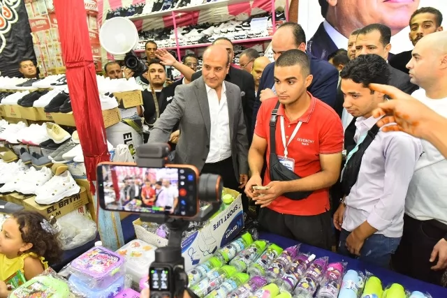 محافظ أسيوط يفتتح معرضي 