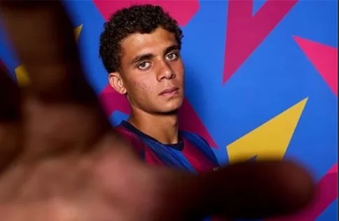 حمزة عبد الكريم يشارك في جلسة تصوير برشلونة دوري أبطال أوروبا