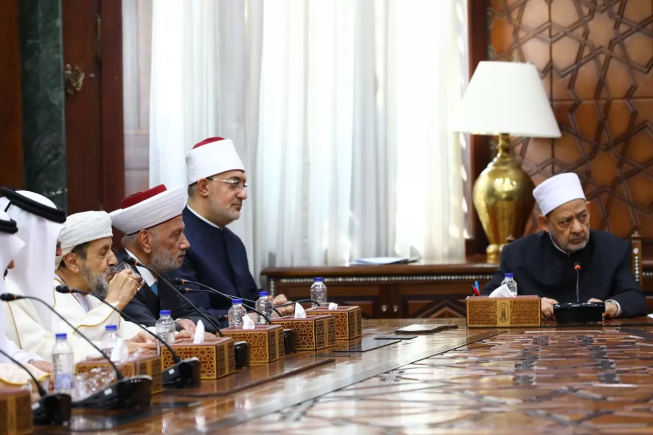 المفتي يزور شيخ الأزهر على رأس وفد من العلماء المشاركين في مؤتمر 