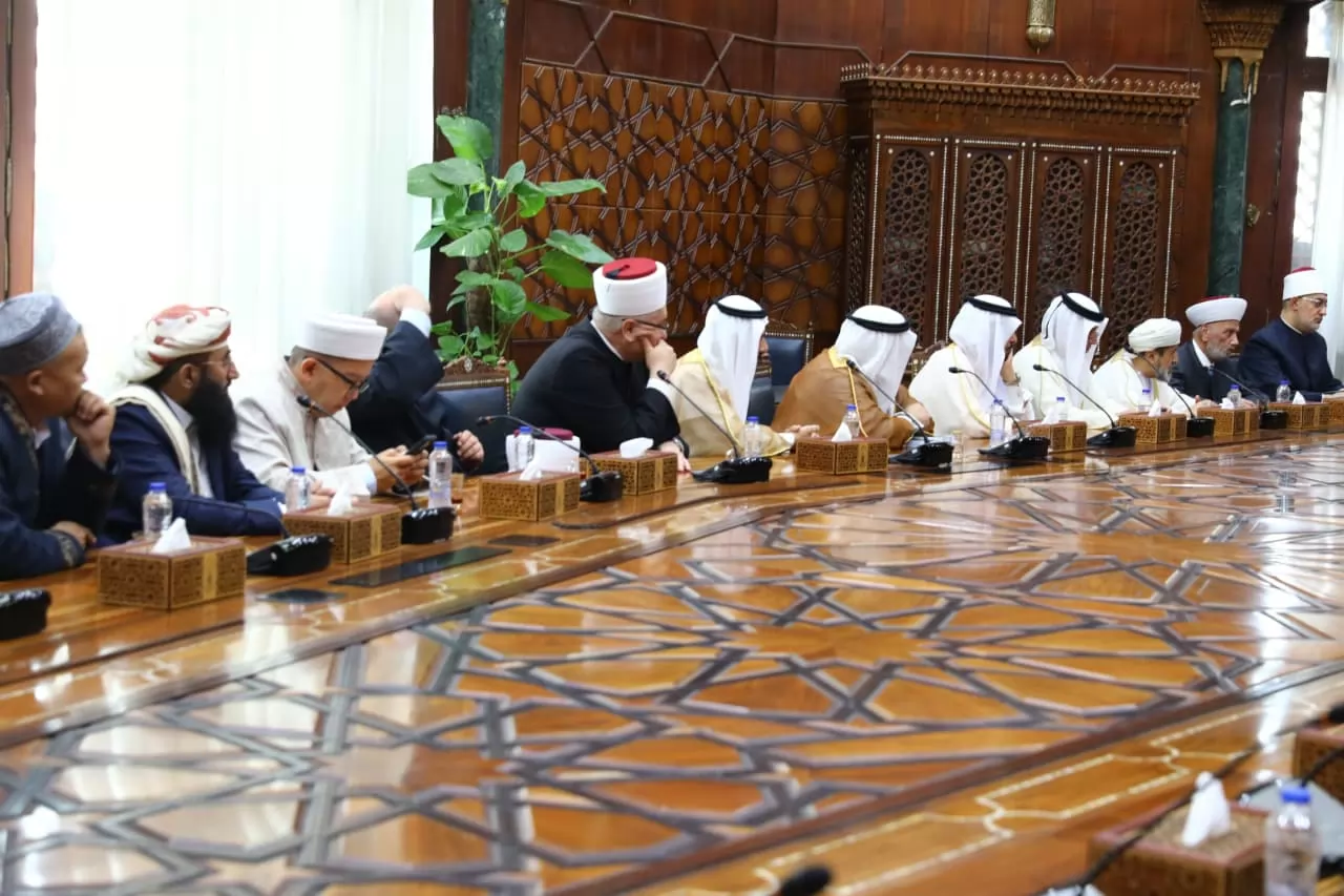 المفتي يزور شيخ الأزهر على رأس وفد من العلماء المشاركين في مؤتمر 