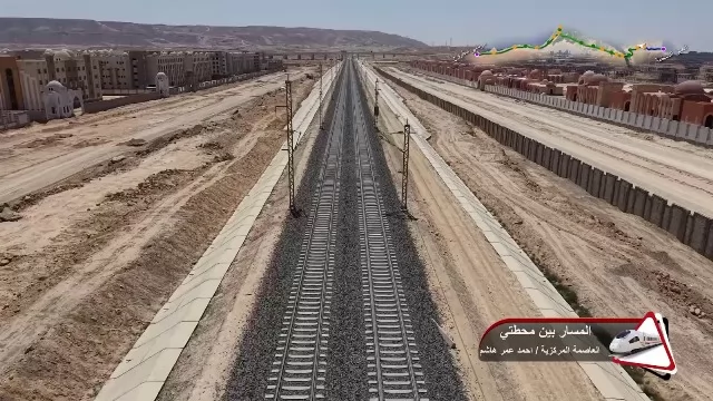 وزير النقل يتفقد الخط الأول للقطار الكهربائي السريع
