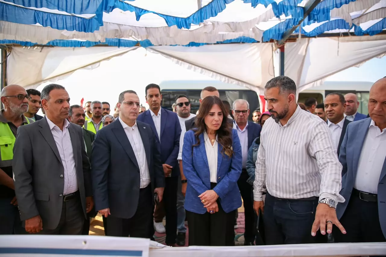 وزيرة الإسكان تشدد على تسريع شبكات البنية الأساسية بالعبور .. صور
