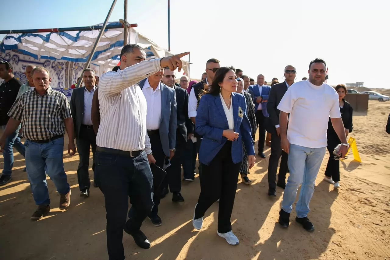 وزيرة الإسكان تشدد على تسريع شبكات البنية الأساسية بالعبور .. صور