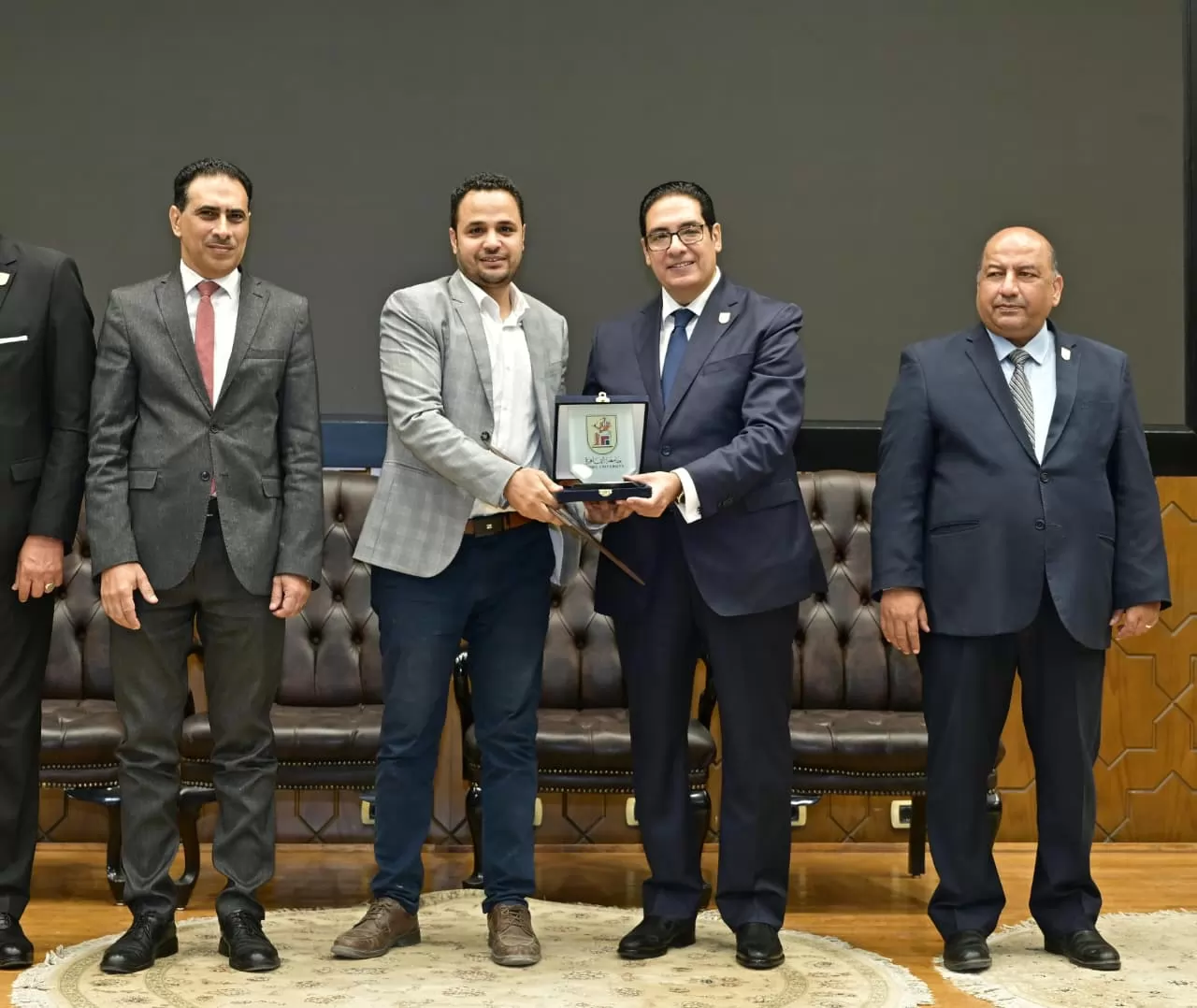 رئيس جامعة القاهرة يكرم الزميل أسامة عبدالكريم 