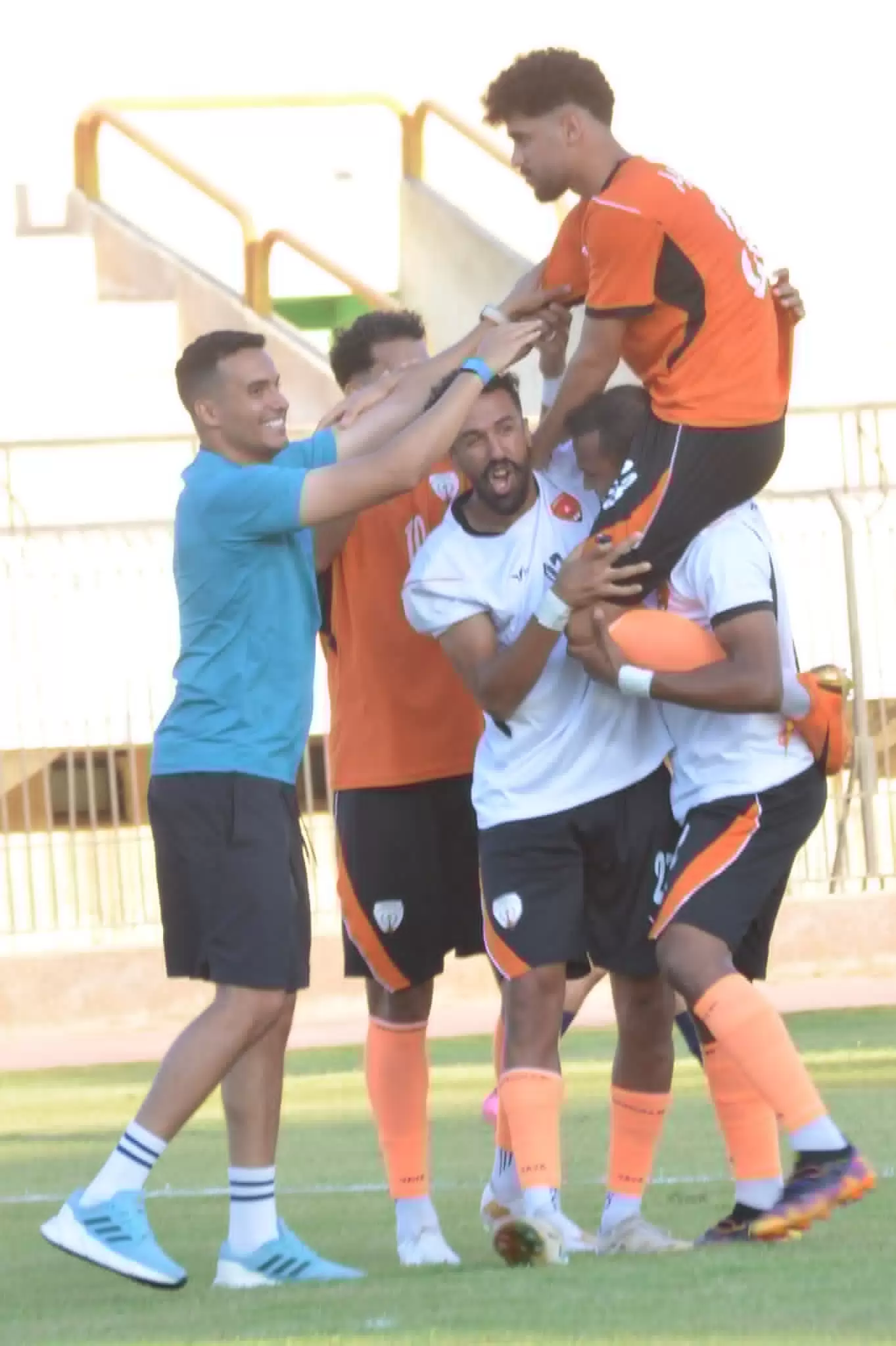 مسار  في الصدارةوحرس الحدود يطارده  حالتين طرد في مباراه بروكسي