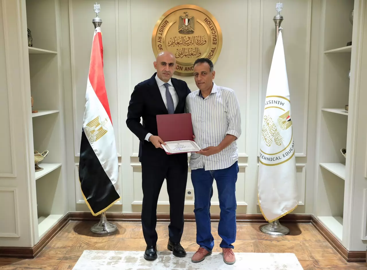 وزيرالتعليم يكرّم مديري مدرستي برقطا والشهيد أحمد سمير بالقليوبية