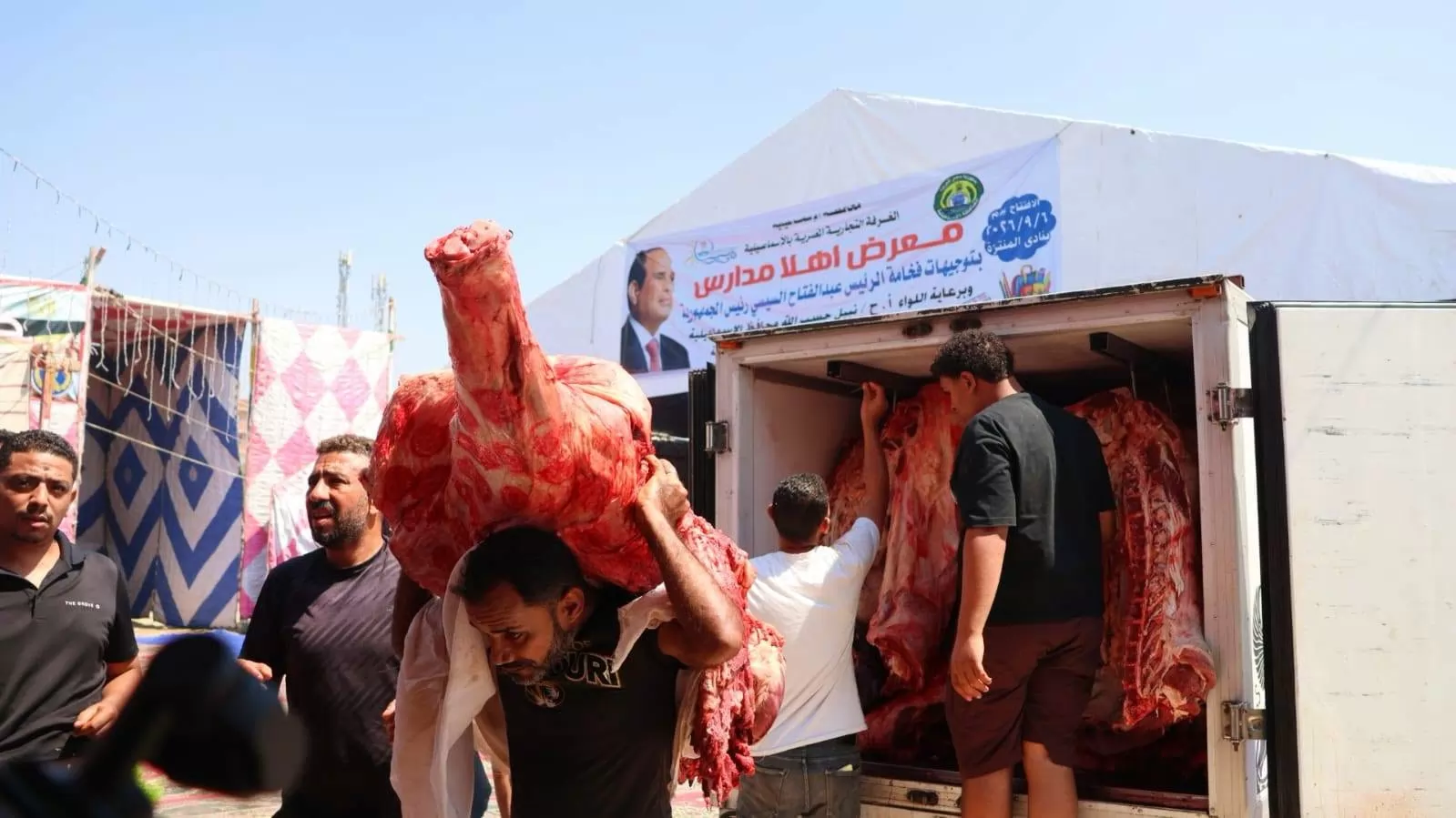 اقبال متزايد على مبادرة محافظ الإسماعيلية للحوم البلدية..صور