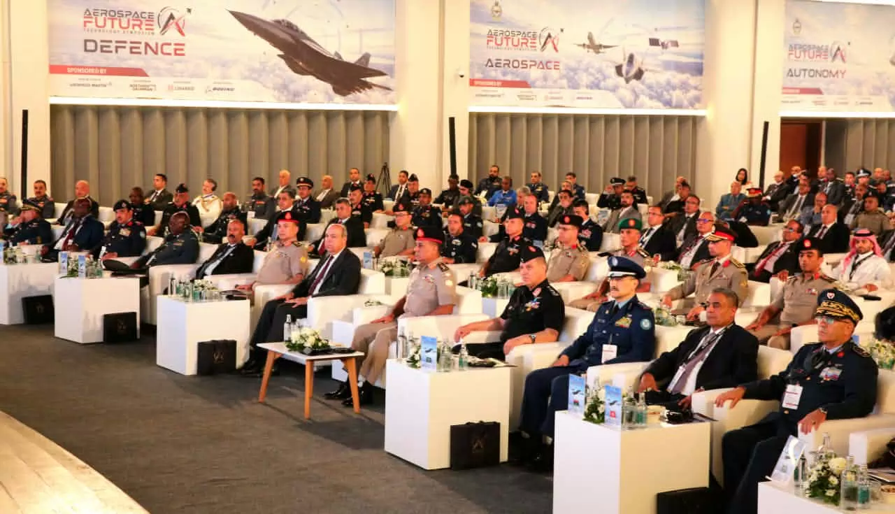 وزير الدفاع ورئيس الأركان يلتقيان عدداً من قادة الوفود العسكرية 
