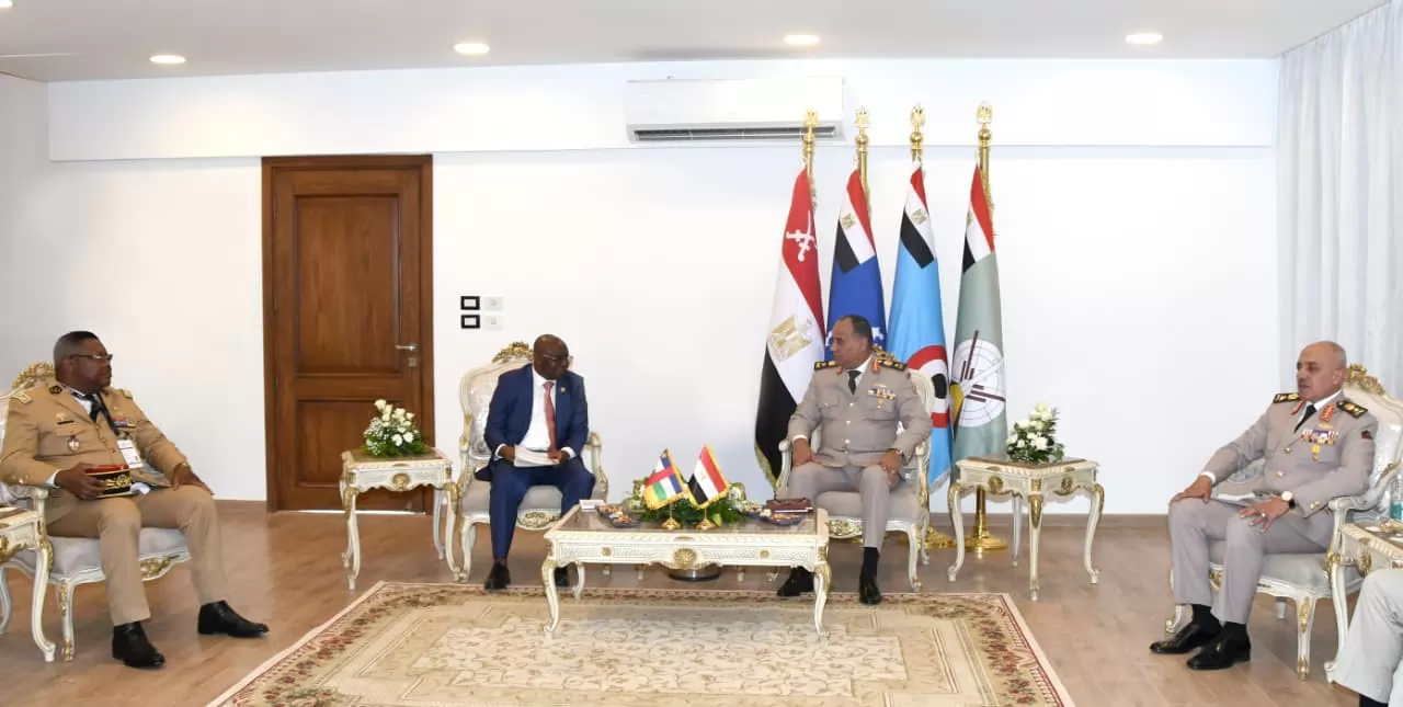 وزير الدفاع ورئيس الأركان يلتقيان عدداً من قادة الوفود العسكرية 