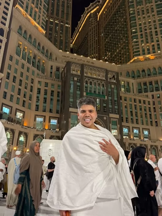 عمر كمال يؤدي مناسك العمرة