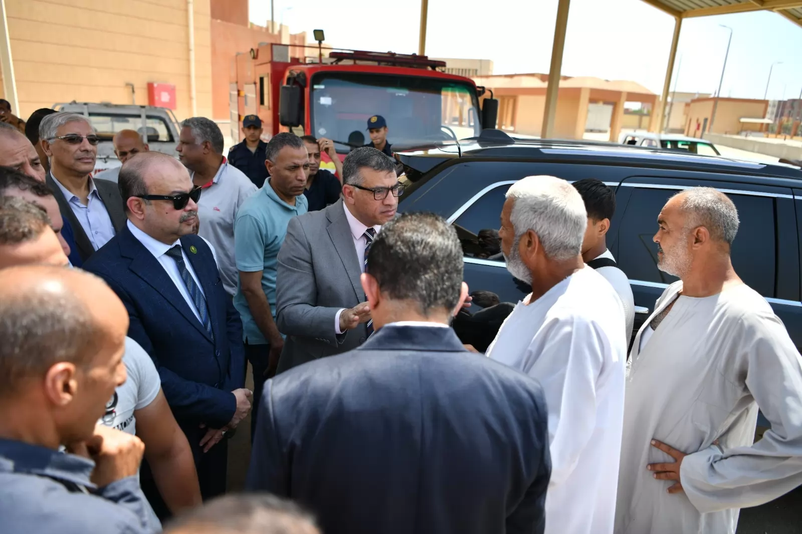 محافظ قنا يفتتح مجمع المواقف الجديد ويستعرض مطالب الأهالي..صور