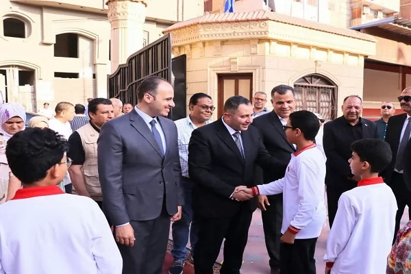 محافظ دمياط يتفقد المدارس  ويشارك الطلاب طابور الصباح